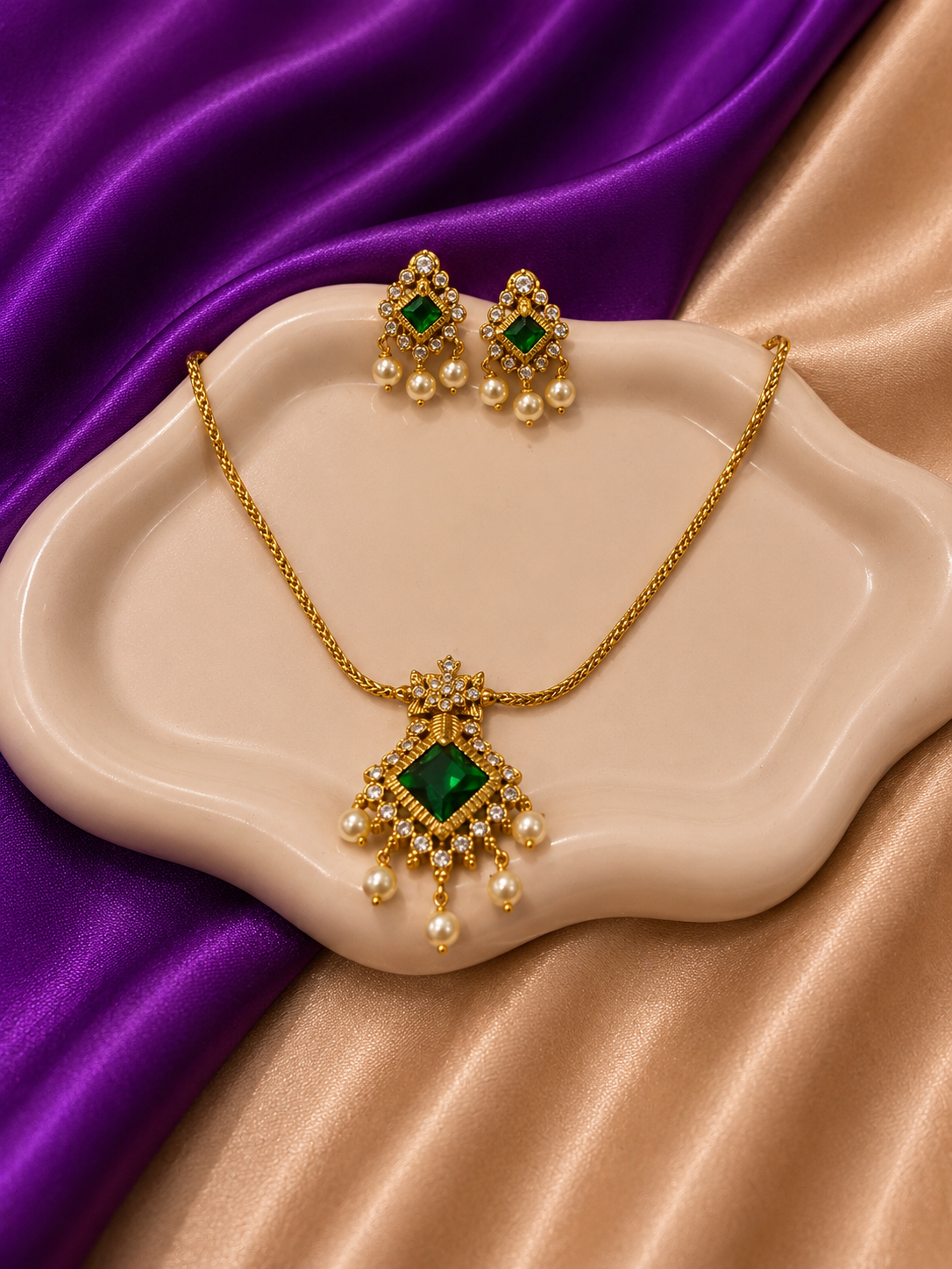 Emerald Vaibhavam Necklace Set