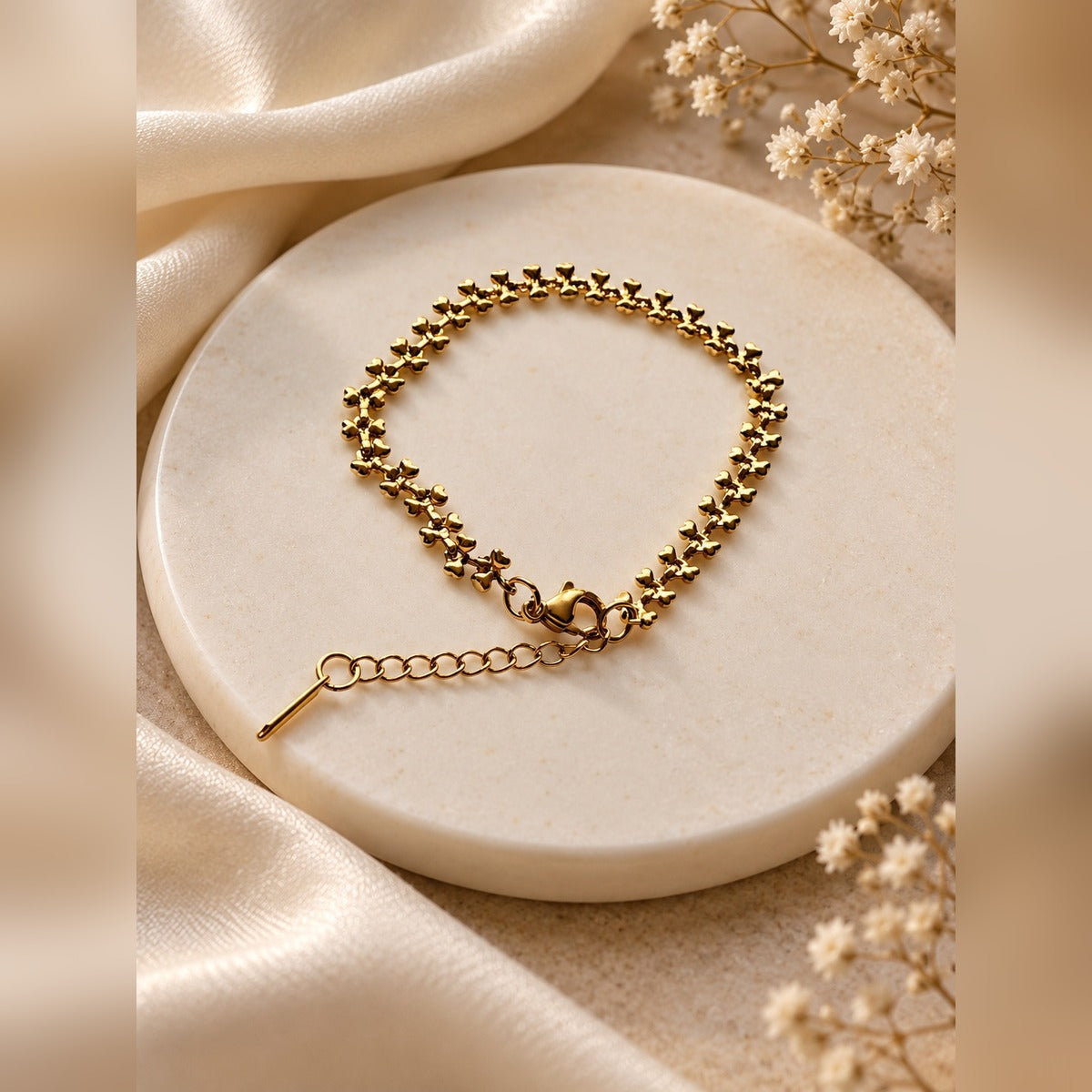 Gold bracelet of interlinked clover-shaped links