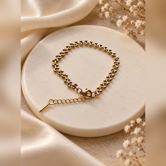 Gold bracelet of interlinked clover-shaped links