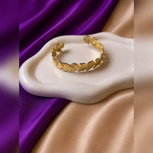 Gold leaf-pattern open cuff bracelet